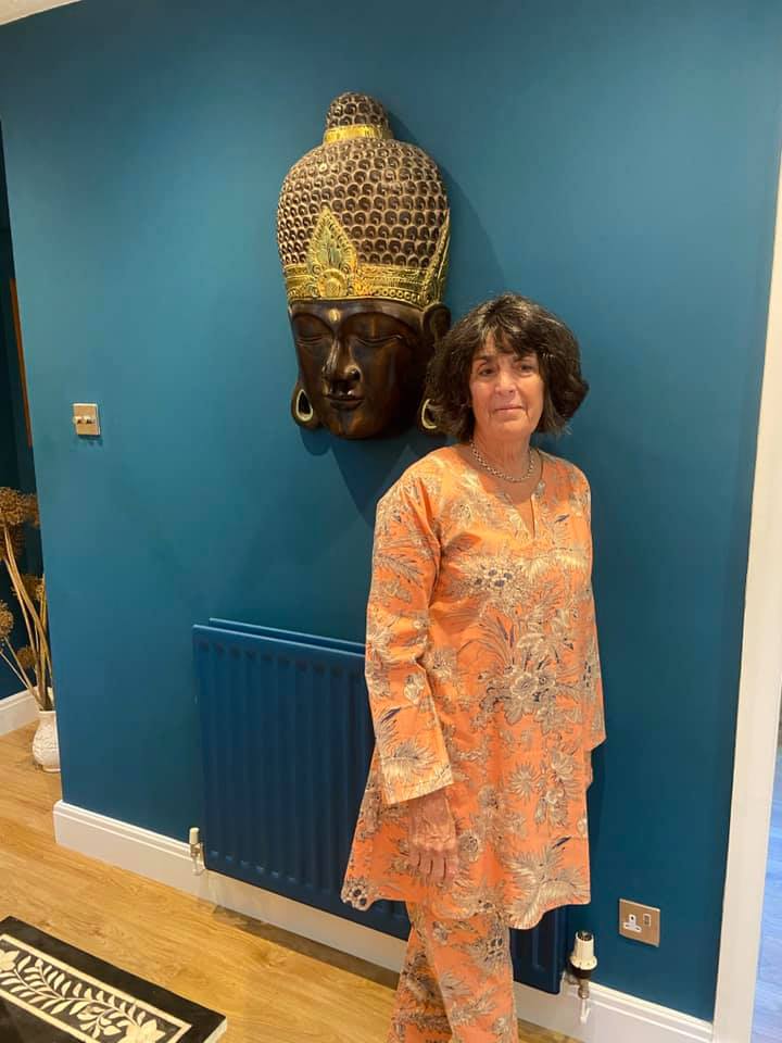 Delightfully pretty grey flowers pattern pyjamas with peach background. Long length pyjama top with long sleeves and no buttons for style and comfort. Pyjamas for women to sleep or lounge in luxury. Available in 3 sizes - Medium, Large and Extra Lagre. Beautifully soft 100% Cotton Long Length Top Comes with cute matching bag.