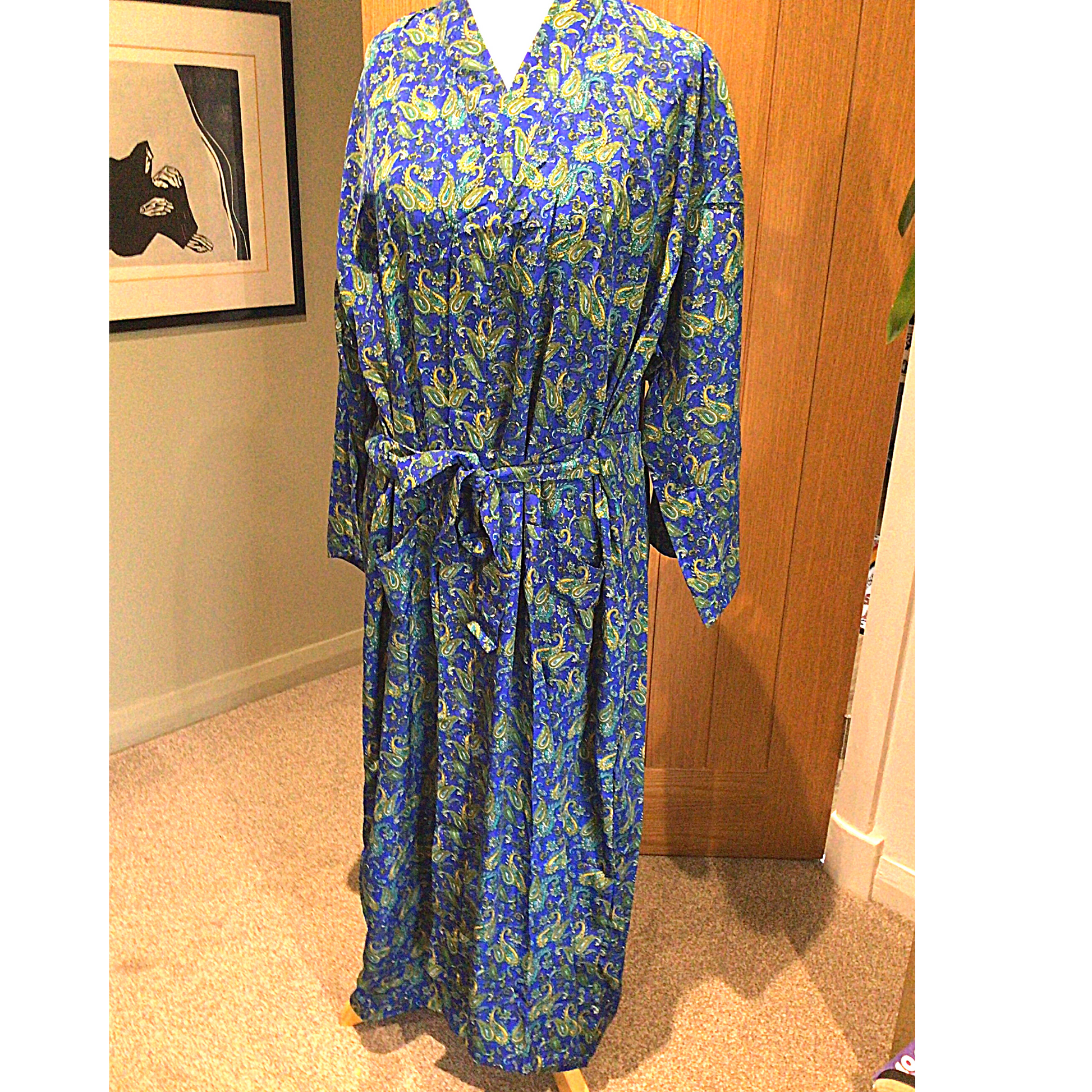 Royal blue background paisley design dressing gown, Kimono style dressing gown. Calf length dressing gown, pockets in dressing gown, Medium size blue dressing gown, Size 12 blue paisley dressing gown, Large size paisley dressing gown, Size 14 pink kimono style dressing gown, Size 16 dressing gown, Paisley design dressing gown, blue patterned dressing gown