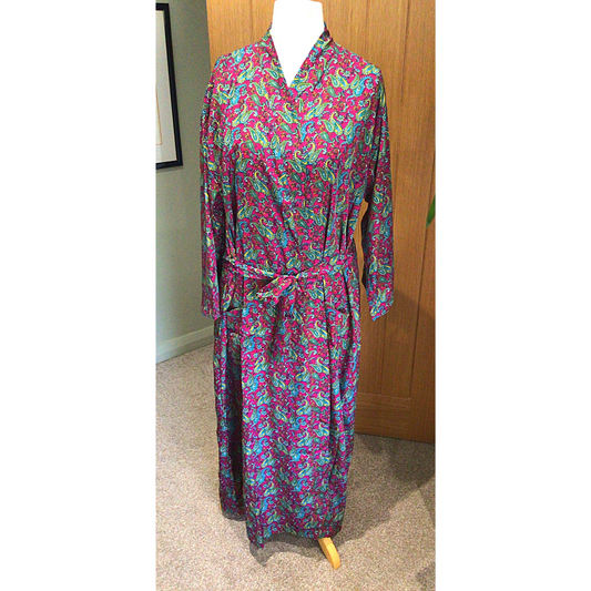 Deep pink paisley design, soft and luxurious. Kimono style dressing gown. Calf length dressing gown, pockets in dressing gown, Medium size pink dressing gown, Size 12 pink paisley dressing gown, Large size paisley dressing gown, Size 14 pink kimono style dressing gown, Size 16 dressing gown, Paisley design dressing gown, pink patterned dressing gown